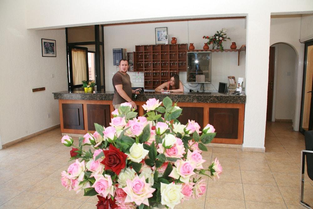 New York Plaza Hotel Apartments Paphos Buitenkant foto