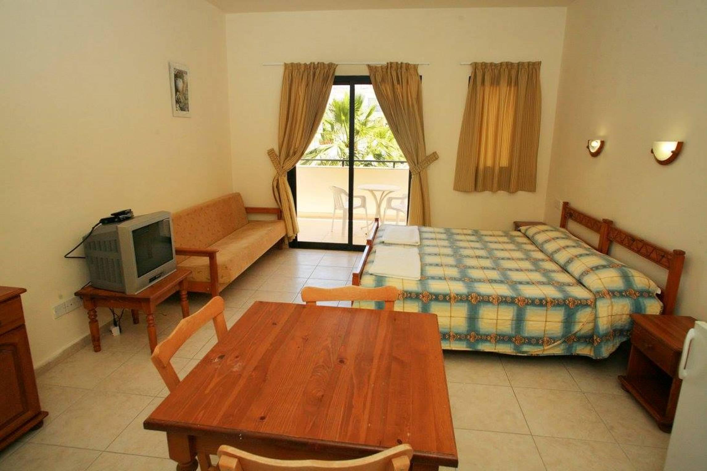New York Plaza Hotel Apartments Paphos Buitenkant foto