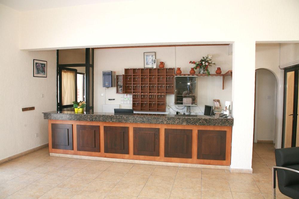 New York Plaza Hotel Apartments Paphos Buitenkant foto
