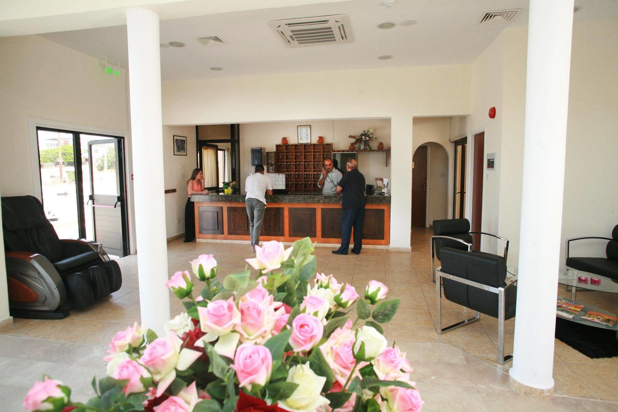 New York Plaza Hotel Apartments Paphos Buitenkant foto